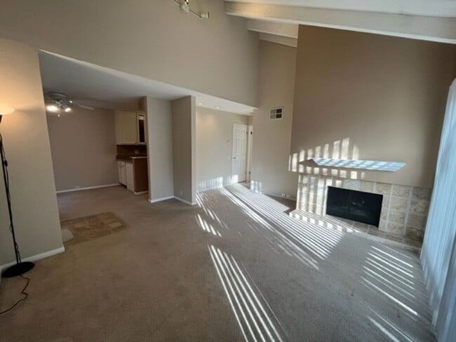 Building Photo - Cozy 1bed 1 bath with in-unit Washer and D...