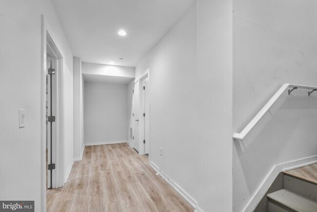 Building Photo - 385 Martin St