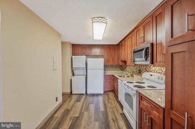Building Photo - 8360 Greensboro Dr
