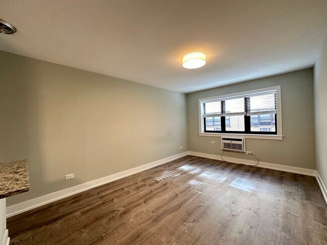 Building Photo - 448 W Barry Ave