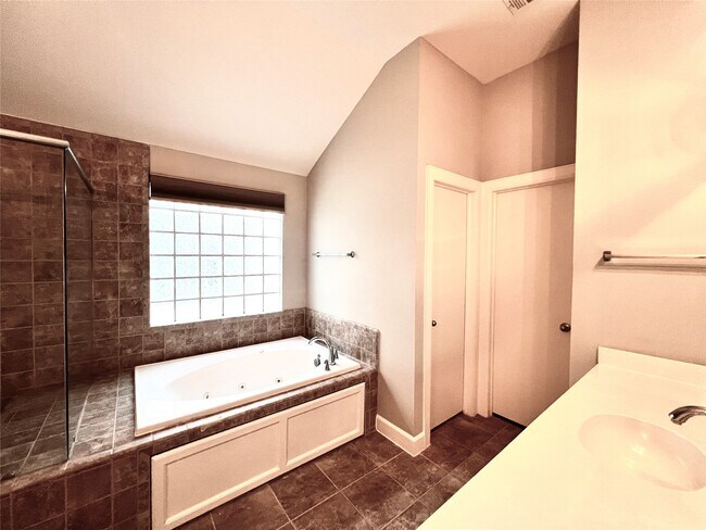 Building Photo - 3731 Main Poplar Dr