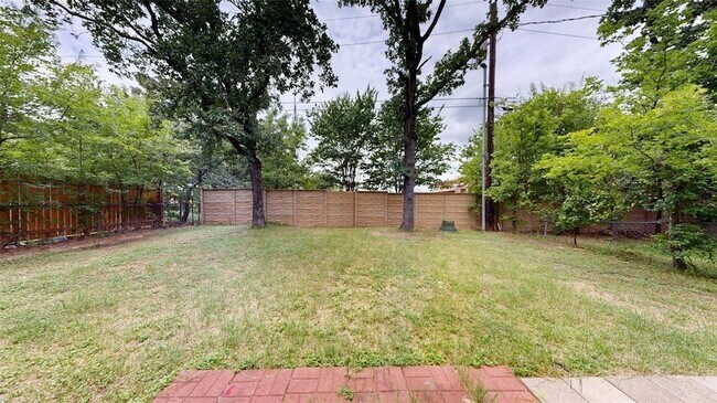 Building Photo - 609 Peyton St