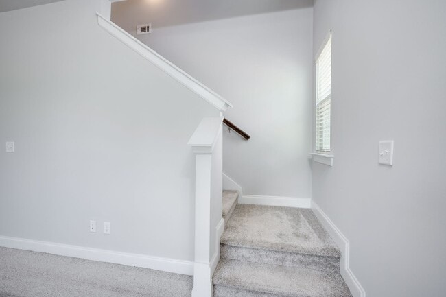 Building Photo - 3 Bedroom 2.5 Bath Townhouse