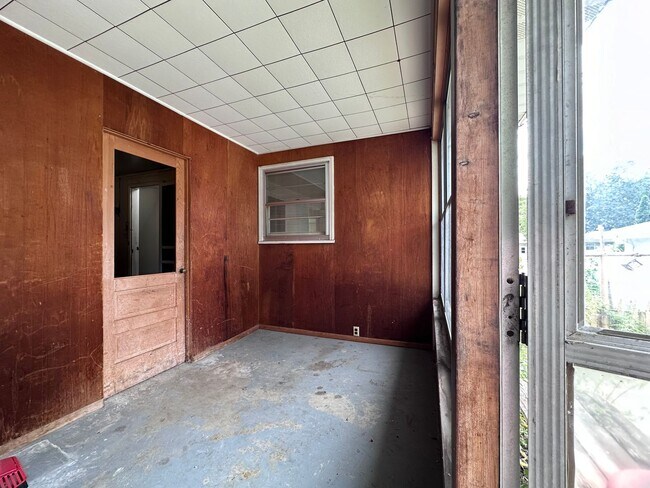 Building Photo - 490 St Bernard Dr