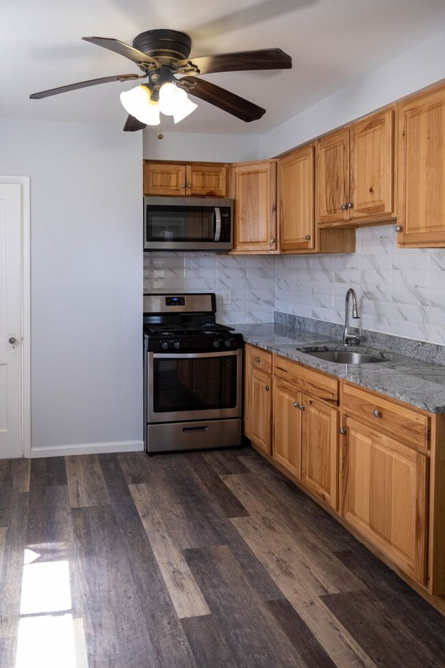 Building Photo - Charming 3 bedroom