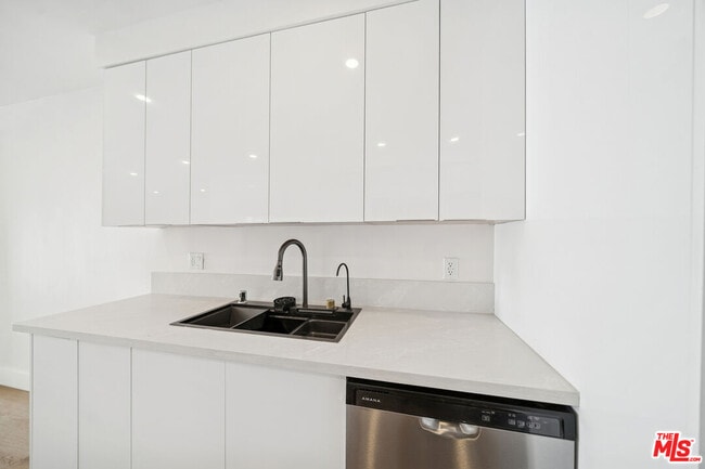 Building Photo - 919 S Sherbourne Dr