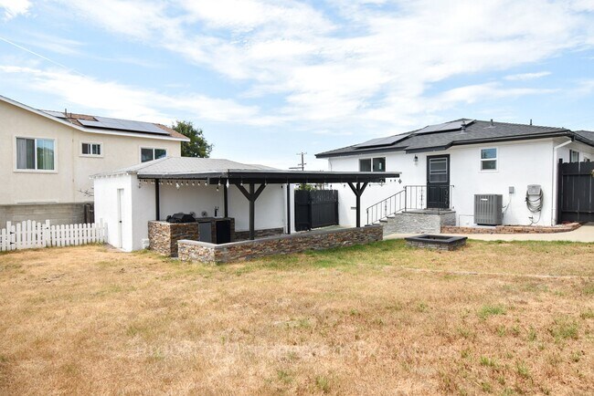 Building Photo - 3 Bedroom, 2 Bath House with Large Backyard