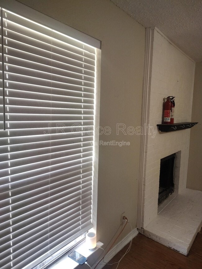 Building Photo - 5947 Shadydell Dr