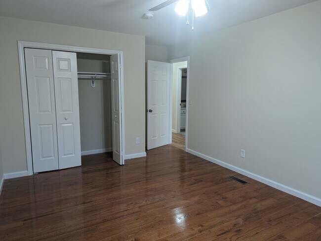 Building Photo - 33 Hallock St