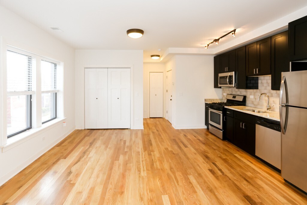 Building Photo - 2211 W Eastwood Ave