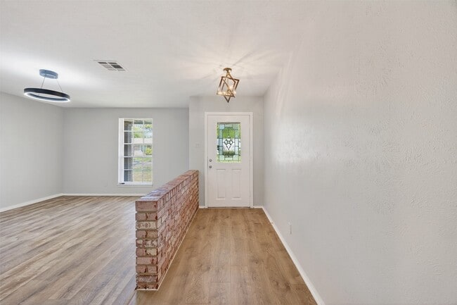 Building Photo - 9611 Highmeadow Dr