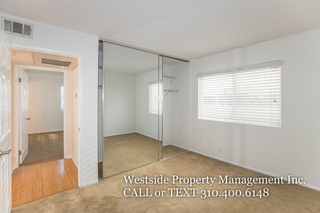 Building Photo - Bright Corner Condo 2+2 - Trendy Mar Vista...