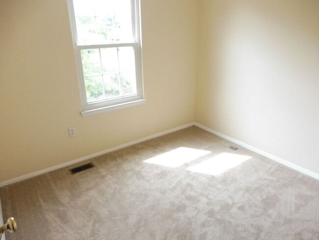 Building Photo - Spacious Townhome in Gaithersburg