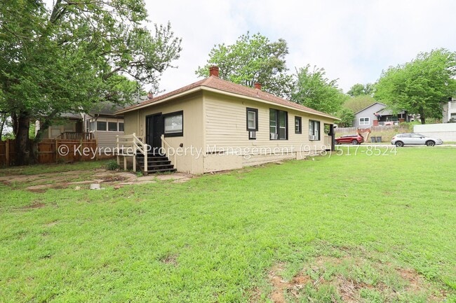 Building Photo - N Rosedale Ave Triplex