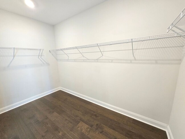Building Photo - 4 spacious bedrooms and 3 full bathrooms a...