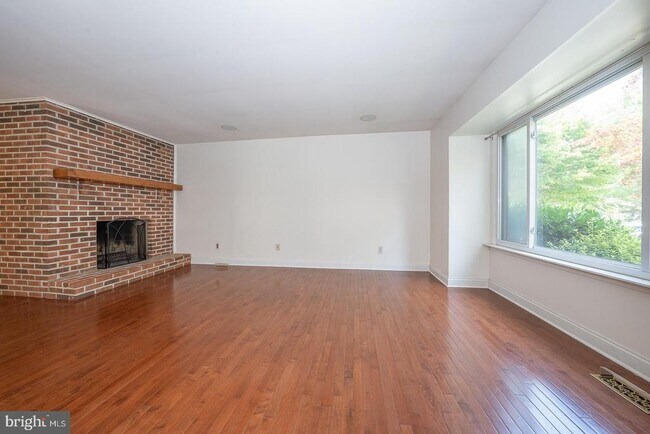 Building Photo - 301 Hanover Ct