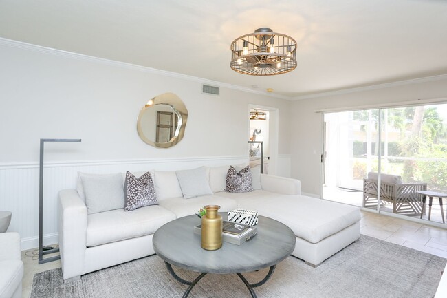Building Photo - Live the Naples Lifestyle – Elegant 2BR/2B...