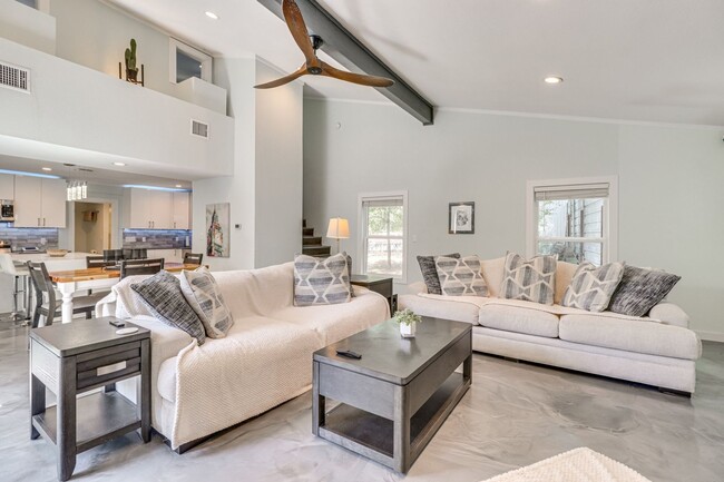 Building Photo - 372 Plum St