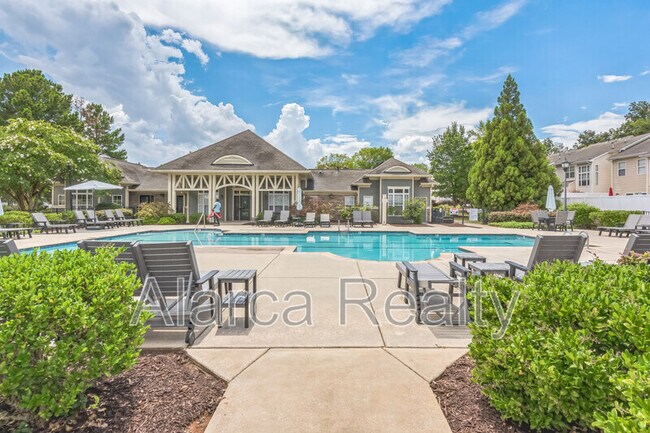 Building Photo - 2455 Silverthorn Dr