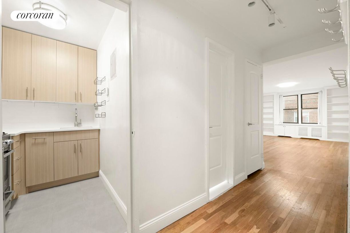 Building Photo - 25 W 13th St