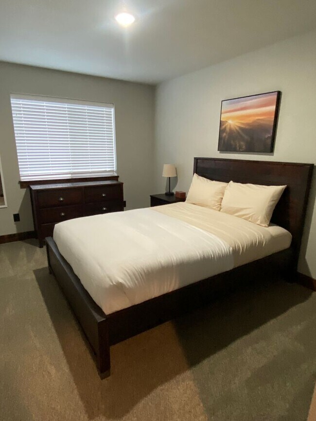 Building Photo - Beautiful 3 bed/2bath Hamilton home Furnished or Unfurnished Options