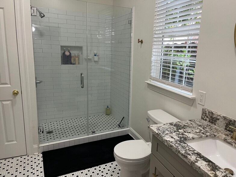 Bath - 510 Pink St