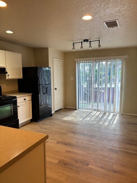 Building Photo - 1427 Range Fld