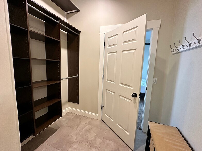 Building Photo - 330 S Cedar St