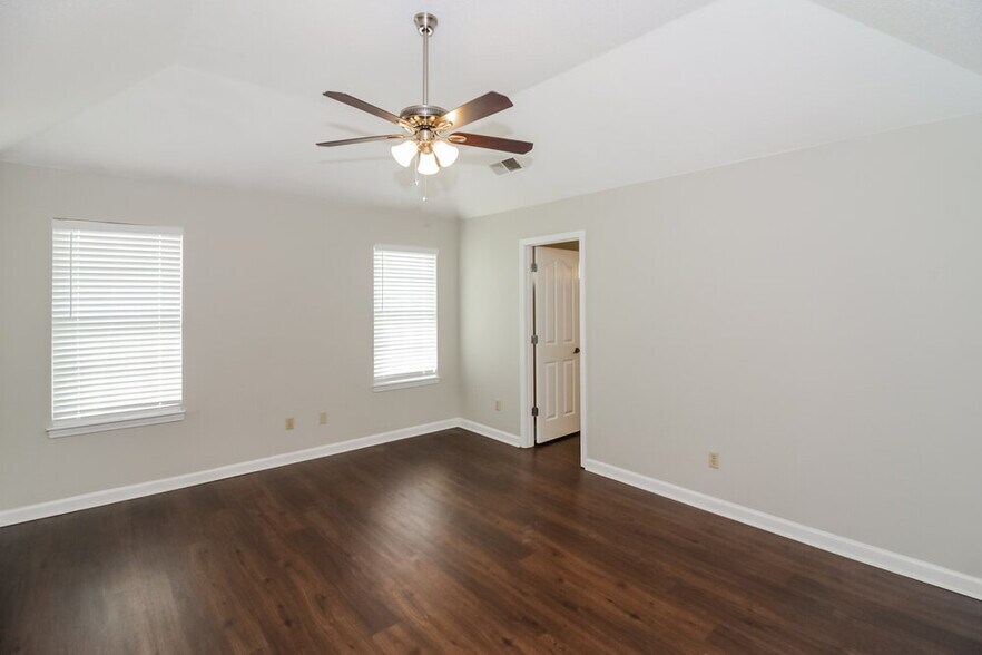 Building Photo - 4127 Ravenwood Dr N