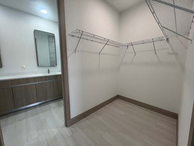 Building Photo - 1470 Henning St