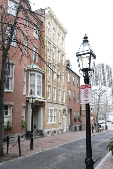 Building Photo - 13 Temple St