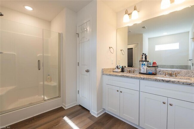 Building Photo - 1536 Beekman St