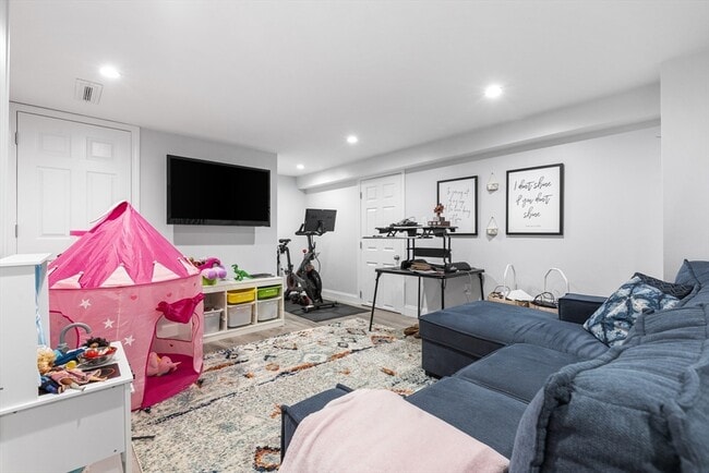 Building Photo - 142 Franklin St