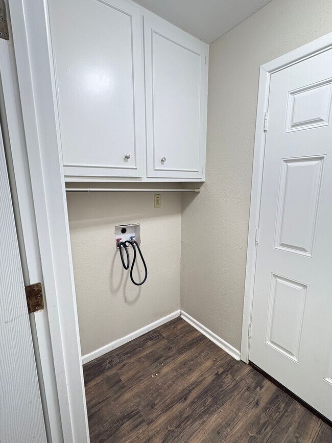 Building Photo - 4 Bed 2 Bath Remodeled Home in Miller Elementary Zone with Solar Panels