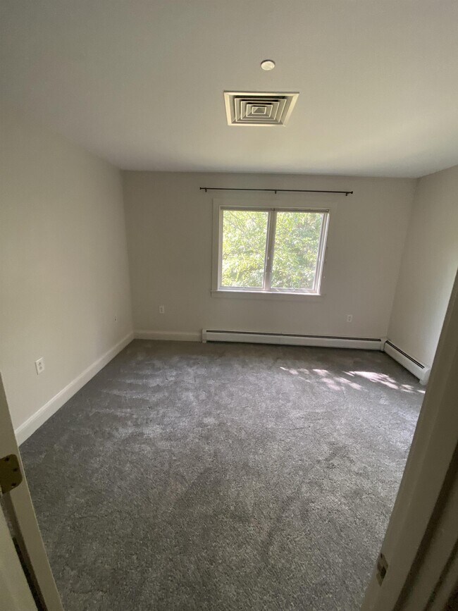 Building Photo - 49 Springbrook Dr