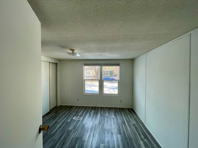 Building Photo - Modern 2 Bed 2 Bath Section 8