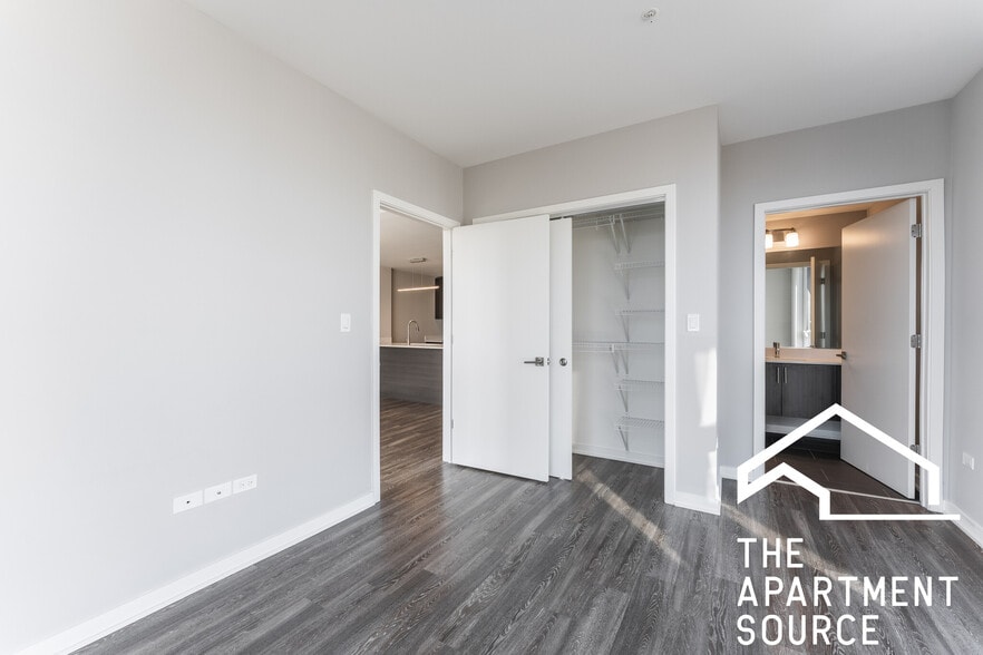 Building Photo - 301 W North Ave