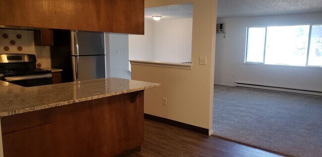 Building Photo - Nicely updated 3+ bedroom, 2 bath duplex