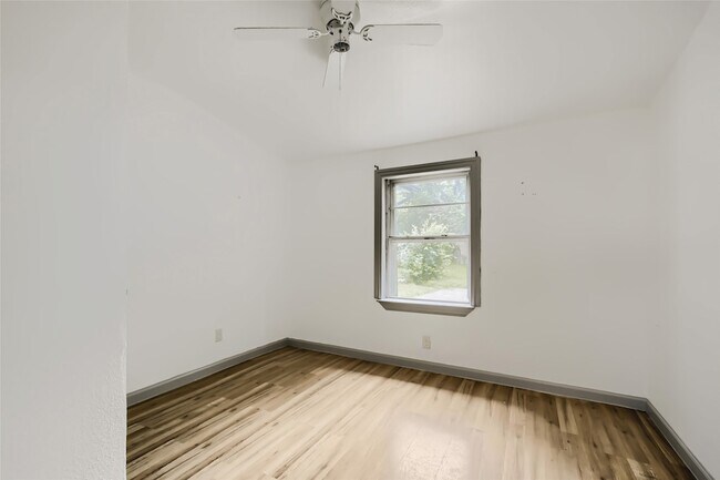 Building Photo - 326 E Holley St