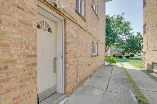 Building Photo - 8845 Lamon Ave