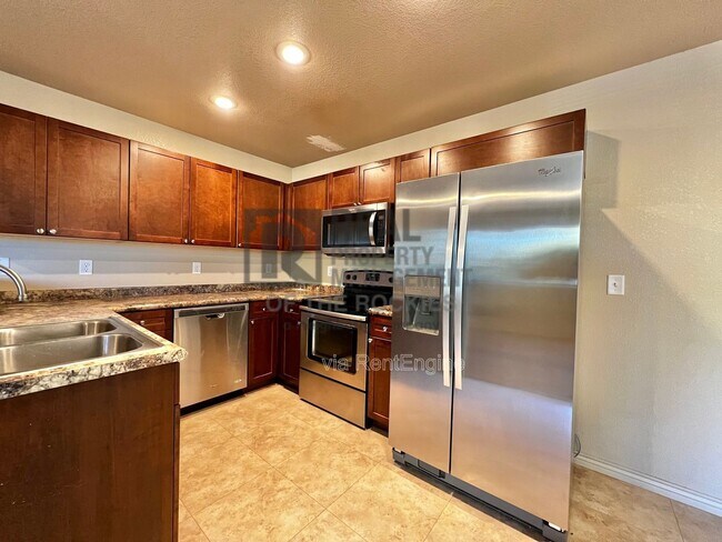 Building Photo - 203 E 6th St