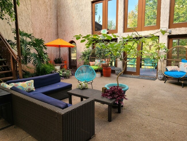 Building Photo - 706 E Stuart St