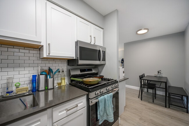 Building Photo - 515 W Wrightwood Ave