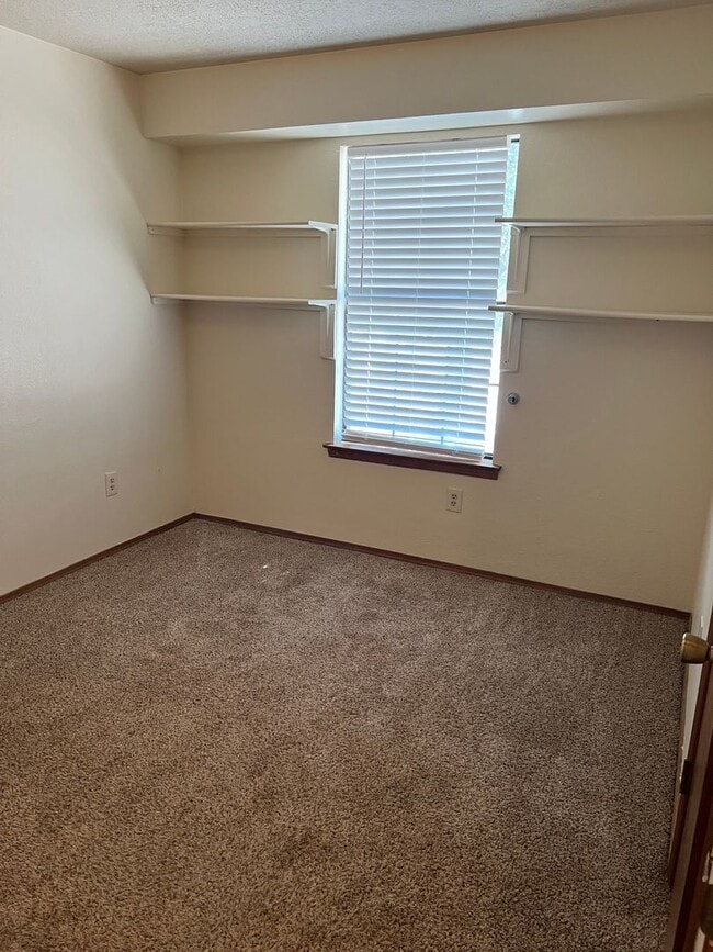 Building Photo - Taylor Ranch 3 Bedrooms 2 Bath 2/CG 1164/sf