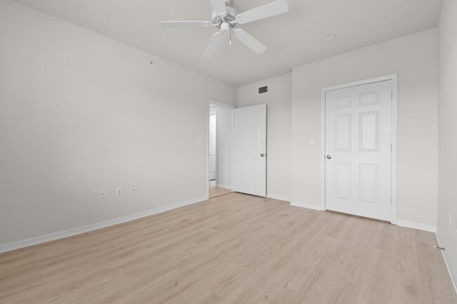 Building Photo - Stylish and luxurious 1-bedroom, 1-bath co...