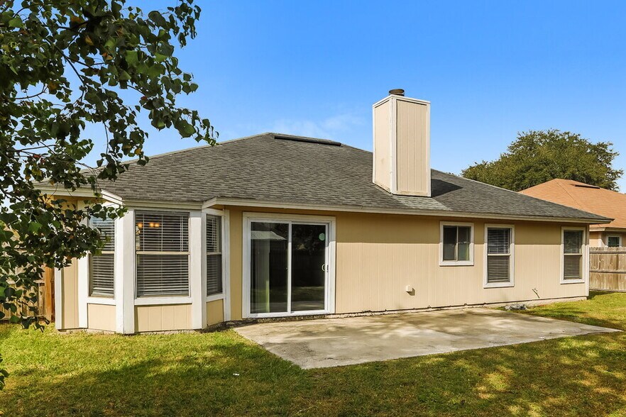 Building Photo - 411 Willow Green Dr