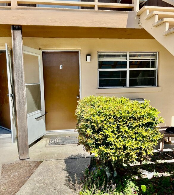 Building Photo - 818 Bay St