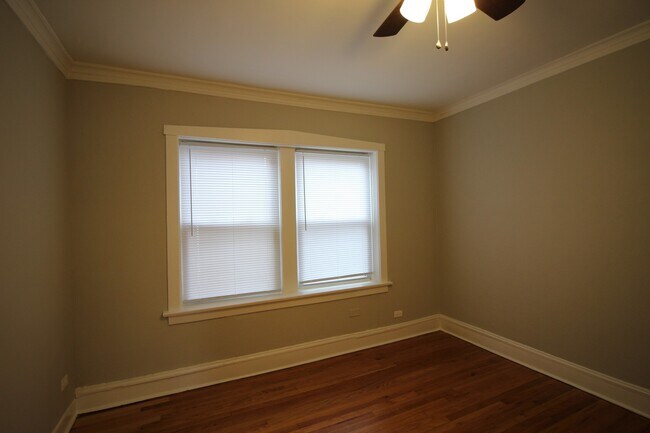 Building Photo - 3 Bed / 1 Bath Beautiful Rehabbed Apartment in Hermosa near Fullerton Bus, Restaurants & Shopping...