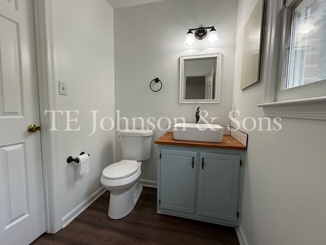 Building Photo - Stylish Townhome with Ensuite Baths & Comm...