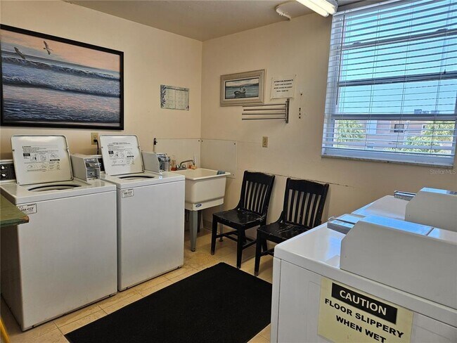 Building Photo - 7425 Bay Island Dr S
